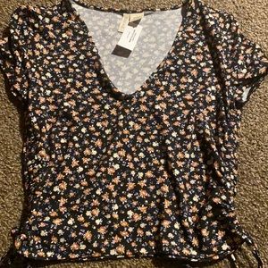 Black flowered top w cinched sides. Never worn+tag